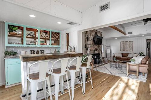 Lakefront Oasis with Private Beach, Sleeps 8 in Alger, USA