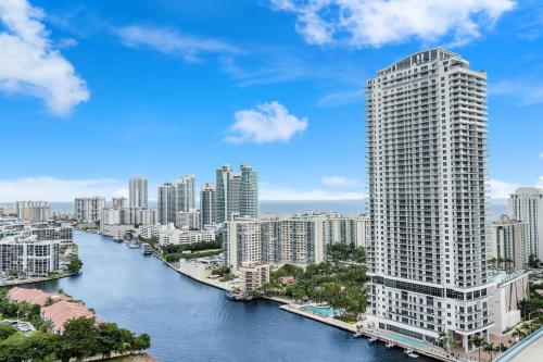 Panoramic views 2 bed at Beach walk 27th Miami