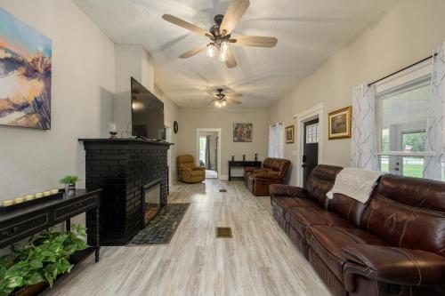 Historic home lake access, near parks and venues in Winter Haven, USA