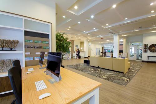 홀리데이 인 블루밍턴-공항 바이 IHG - 편의 시설/서비스