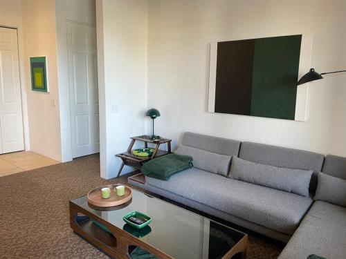 Mcm Styled Condo, Sleeps 4, Pool, Hot Tub in La Quinta, USA