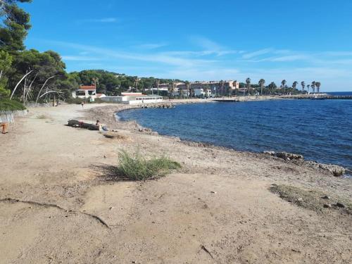 T2 paisible, wifi, proche plage et pinède (T2 paisible, wifi, proche plage et pinede) in 濱海聖芒德里耶