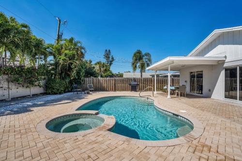 Relax Poolside & Walk or Bike to the Beach From This Amazing Naples Pool Home!, Naples (foto 2)