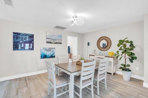 Relax Poolside & Walk or Bike to the Beach From This Amazing Naples Pool Home! - image 11