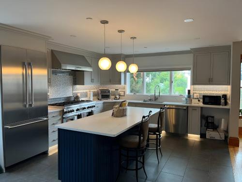 Forever Green Manor - 6 bedroom - Stunning Ocean Views in Winthrop, USA