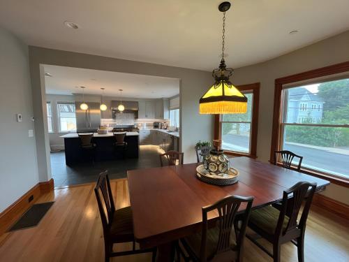 Forever Green Manor - 6 bedroom - Stunning Ocean Views in Winthrop, USA