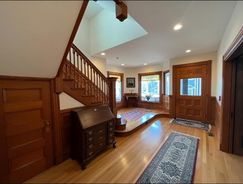 Forever Green Manor - 6 bedroom - Stunning Ocean Views in Winthrop, USA