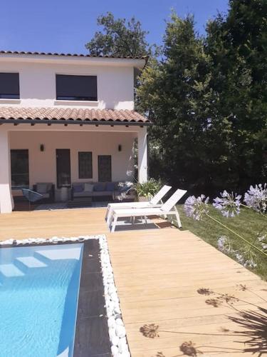 TRES BELLE VILLA DE 250 m2 AVEC PISCINE CHAUFFÉE - Location, gîte - Sommières