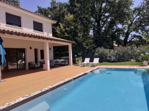 TRES BELLE VILLA DE 250 m2 AVEC PISCINE CHAUFFÉE