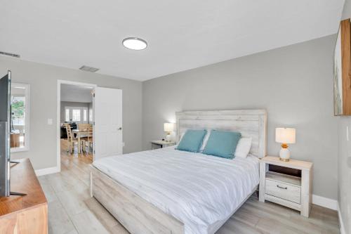 Relax Poolside & Walk or Bike to the Beach From This Amazing Naples Pool Home! - image 2