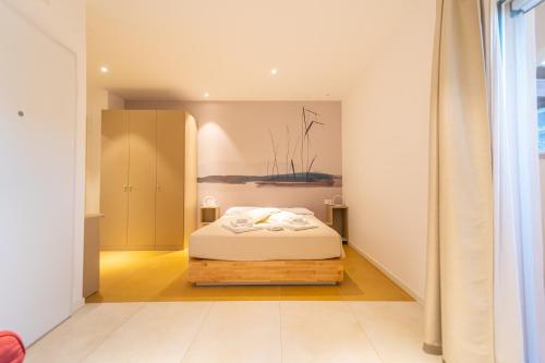 1 queen bed, 1 sofa bed
