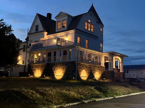 Forever Green Manor - 6 bedroom - Stunning Ocean Views in Winthrop, Vereinigte Staaten von Amerika