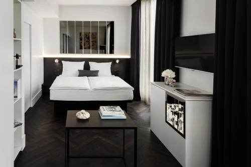 2 twin beds, 1 sofa bed