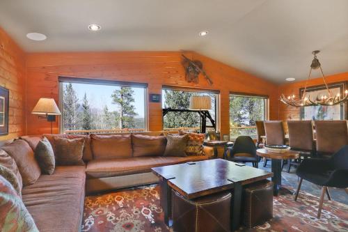 Tranquil 4BR on Peak 7 with Hot Tub Dog Friendly