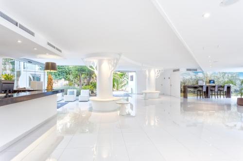 FERGUS Style Cala Blanca Suites - 로비
