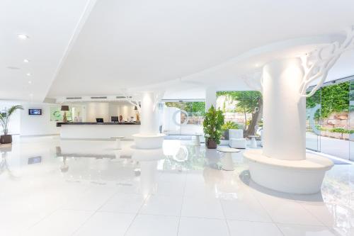 FERGUS Style Cala Blanca Suites - 로비