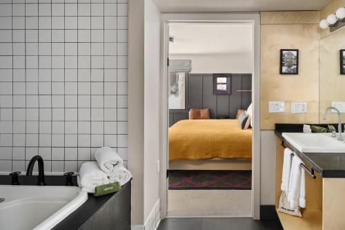 557581195 The Coachman Hotel