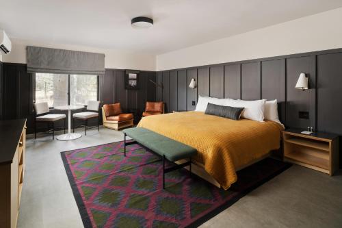557581217 The Coachman Hotel