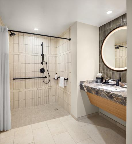 King Room with Accessible Shower - Disability Access room in Grand Hyatt Scottsdale Resort