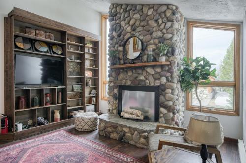 Wapiti View 6-Bedroom Cabin 28mins to Yellowstone in Island Park, USA