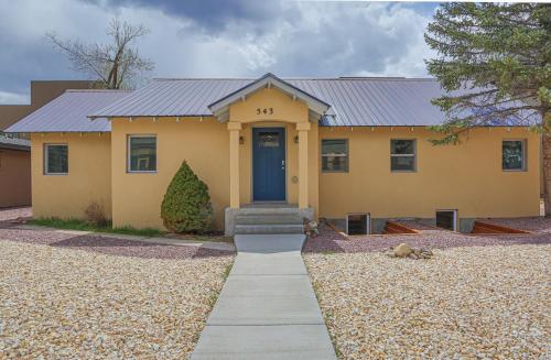 Downtown, Game Room - Pet Friendly & Sleeps 10! in Salida, Vereinigte Staaten von Amerika