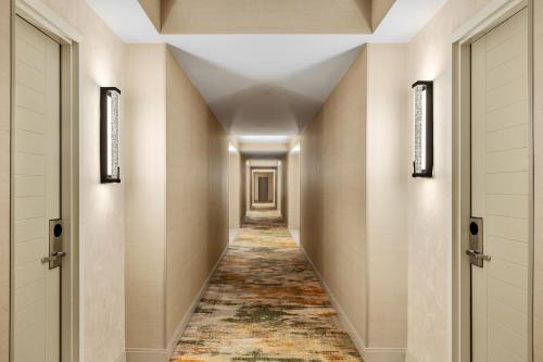 King Room with Accessible Shower - Disability Access image 3