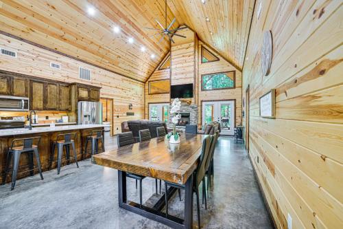 Private Hot Tub Luxe Cabin in Broken Bow!