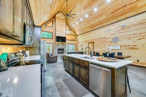 Private Hot Tub Luxe Cabin in Broken Bow!