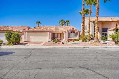 Sleek Vegas Home with Private Pool, Game Room!, Las Vegas (zdjęcie 2)