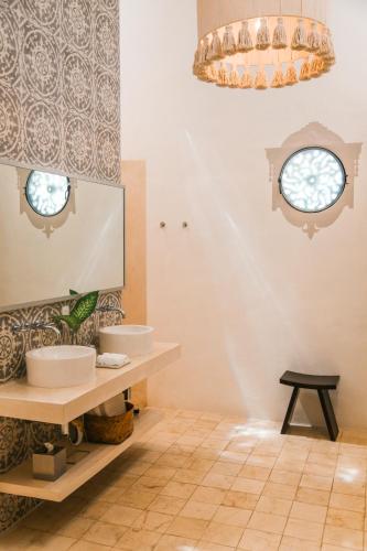 Deluxe King Suite image 7