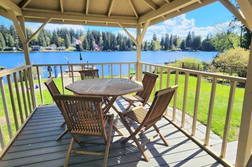 Lakehouse in Cascade-Fairwood (WA)