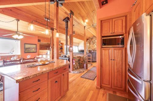 Lake Tahoe Home with Hot Tub 10Mi to Squaw Valley Ski - image 13