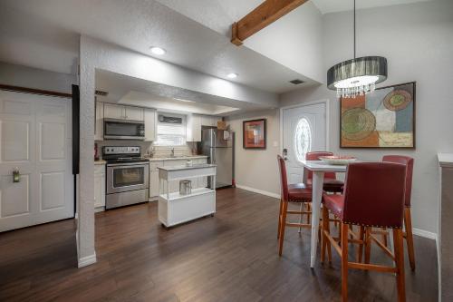 Hidden Couples loft Retreat in heights foodie district in Tampa, USA