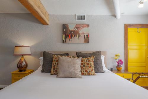 Hidden Couples loft Retreat in heights foodie district in Tampa, USA