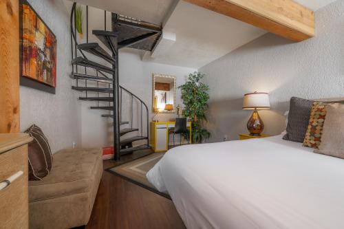 Hidden Couples loft Retreat in heights foodie district in Tampa, USA