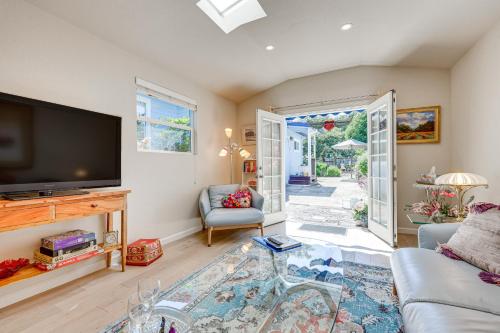 Romantic Casita with Garden and Deck 2 Miles to Plaza! - image 3