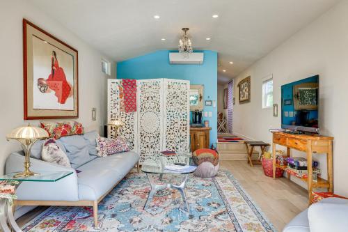 Romantic Casita with Garden and Deck 2 Miles to Plaza! - image 7