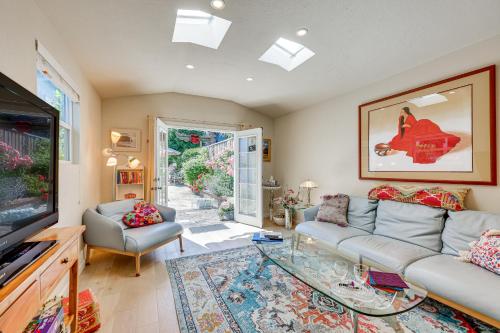Romantic Casita with Garden and Deck 2 Miles to Plaza! - image 10