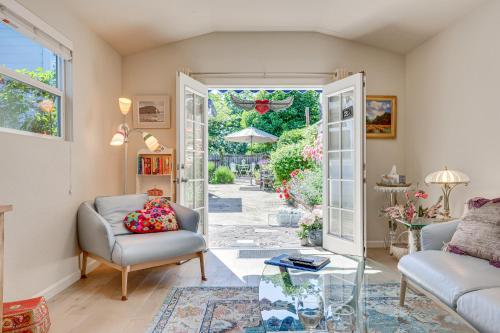 Romantic Casita with Garden and Deck 2 Miles to Plaza! - image 12