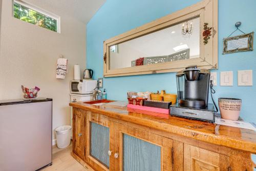 Romantic Casita with Garden and Deck 2 Miles to Plaza! - image 9