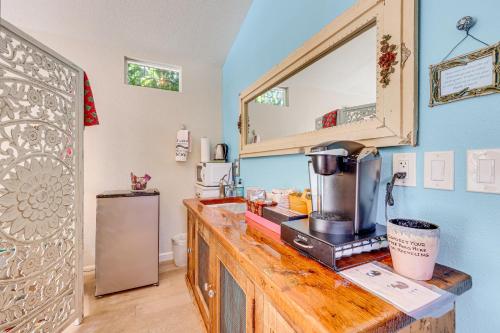 Romantic Casita with Garden and Deck 2 Miles to Plaza! - image 11