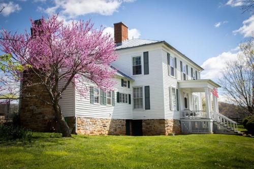 Historic 1850s Home at the Base of Jump Mountain Near Lexington in Goshen, Vereinigte Staaten von Amerika