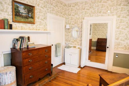 Historic 1850s Home at the Base of Jump Mountain Near Lexington Historic 1850s Home at the Base of Jump Mountain Near Lexington