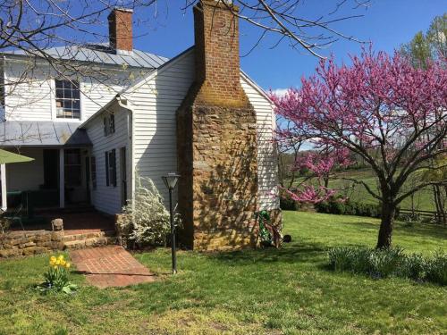 Historic 1850s Home at the Base of Jump Mountain Near Lexington Historic 1850s Home at the Base of Jump Mountain Near Lexington