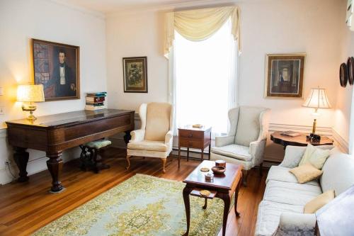 Historic 1850s Home at the Base of Jump Mountain Near Lexington Historic 1850s Home at the Base of Jump Mountain Near Lexington