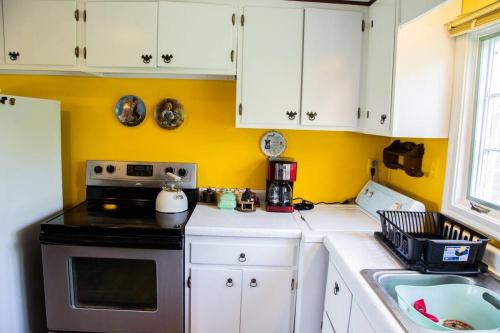 Historic 1850s Home at the Base of Jump Mountain Near Lexington Historic 1850s Home at the Base of Jump Mountain Near Lexington