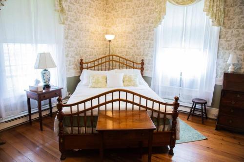 Historic 1850s Home at the Base of Jump Mountain Near Lexington Historic 1850s Home at the Base of Jump Mountain Near Lexington