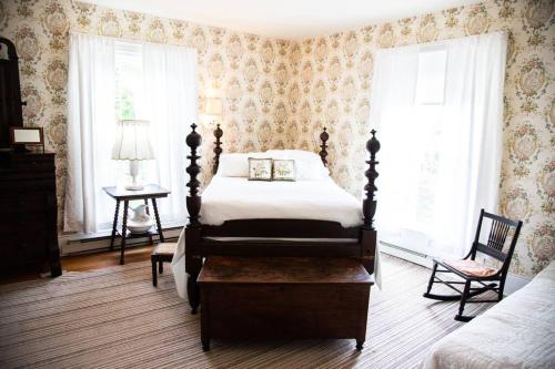 Historic 1850s Home at the Base of Jump Mountain Near Lexington Historic 1850s Home at the Base of Jump Mountain Near Lexington