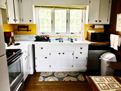 Historic 1850s Home at the Base of Jump Mountain Near Lexington Historic 1850s Home at the Base of Jump Mountain Near Lexington