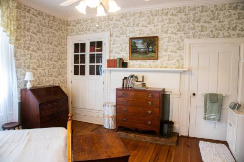 Historic 1850s Home at the Base of Jump Mountain Near Lexington Historic 1850s Home at the Base of Jump Mountain Near Lexington